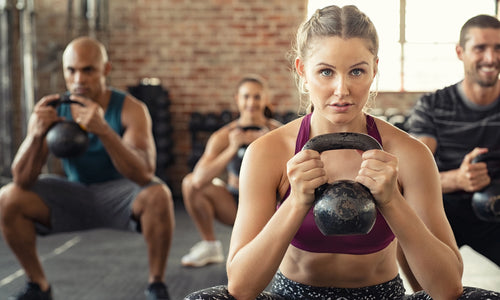 Vrouw met kettlebell Athleticx